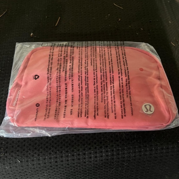 LULULEMON Everywhere Belt Bag 1L Designed for Casual - Picture 1 of 1